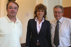La responsable du tourisme de la région de la Ligurie, mme Marguerita Bozzano, en compagnie de Jacques Morissette, président d'Omnitour (à gauche) et de Vince Palumbo, président de Vacances Viatour (à droite). La responsable du tourisme de la région de la Ligurie, mme Marguerita Bozzano, en compagnie de Jacques Morissette, président d'Omnitour (à gauche) et de Vince Palumbo, président de Vacances Viatour (à droite).