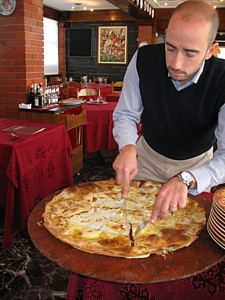 La fameuse foccacia au fromage, spécialité de Recco