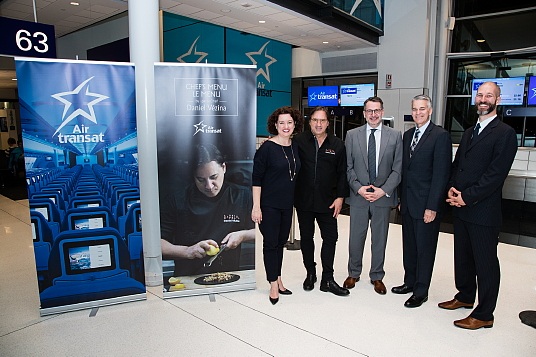 Geneviève LeBrun, vice-présidente marketing, Transat Tours Canada, Daniel Vézina, Chef, Jean-François Lemay, président-directeur général, Air Transat, Pierre-Paul Pharand, vice-président, Exploitation, infrastructures aéroportuaires et développement aérien, Aéroports de Montréal et Dave Bourdages, vice-président service en vol et commissariat, Air Transat