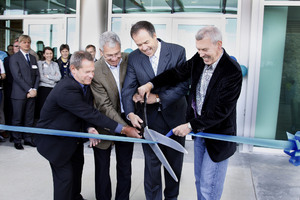 Don Hougan, président de l'équipe des communications proactives, Clive Beddoe, président du C.A, Dave Bronconnier, maire de Calgary, et Sean Durfy, PDG de Westjet coupent le ruban à l'inauguration du Campus de WestJet. (photo Groupe CNW/WestJet)