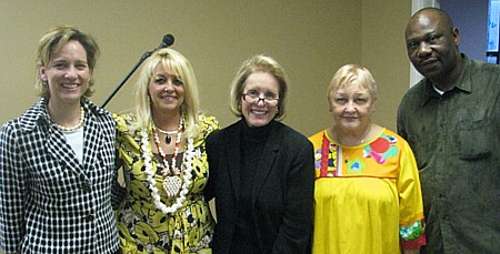 Liz Coleman de Paul Gauigin Cruises, Evelyn Cassis, Jennifer Clark de Air Tahiti Nui, Joan Hanselman-Wong du Aranui 3 et Bakole Luntumbue de Air Tahiti Nui Liz Coleman de Paul Gauigin Cruises, Evelyn Cassis, Jennifer Clark de Air Tahiti Nui, Joan Hanselman-Wong du Aranui 3 et Bakole Luntumbue de Air Tahiti Nui