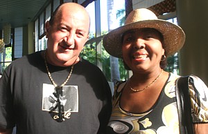 La Directrice du Bureau de tourisme de Cuba à Montréal, en compagnie de Marc Pappy, un Canadien qui figure parmi les plus fidèles visiteurs de Cuba. (plus de 100 visites à son actif...)