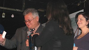 Ramon Valdivia de Cubana dévoile un gagnant sous l'oeil réjoui de Julie Bélanger, de Caribe Sol Ramon Valdivia de Cubana dévoile un gagnant sous l'oeil réjoui de Julie Bélanger, de Caribe Sol