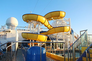 La glissade d'eau et la piscine pour les enfants