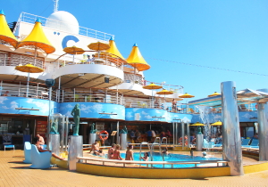 On y retrouve également une piscine réservée aux adultes, à l'arrière du navire