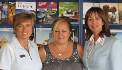 De l'agence Club Voyages Sol Playa : Sylvie Bernier (au centre), accompagnée de Carolie Surprenant et de Marie-José Ouellette de Transat Distribution Canada