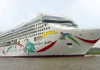 Le Norwegian Dawn reprend le service après avoir été légèrement endommagé par une vague géante.