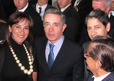 Patricia et Camillo Aguilar de Canandes International Tours entourant le président colombien Alvaro Uribe