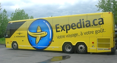 Autobus La Québécoise: une navette aéroportuaire aux couleurs d'Expédia 