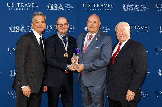 Roger Dow, président-directeur général de l’Association américaine du voyage, Elvi Cal, v.-p., développement de produits chez Voyages TravelBrands, Dave Paterson, v.-p., partenariats stratégiques et développement des affaires et Chris Thompson, président-directeur général de Brand USA. Roger Dow, président-directeur général de l’Association américaine du voyage, Elvi Cal, v.-p., développement de produits chez Voyages TravelBrands, Dave Paterson, v.-p., partenariats stratégiques et développement des affaires et Chris Thompson, président-directeur général de Brand USA.