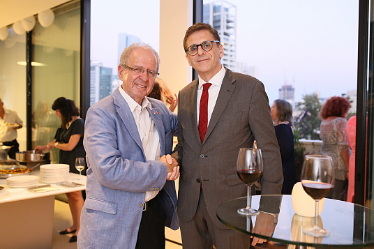 M. Yehuda Raveh - Président de la chambre de commerce Israël-Canada et M. Gilles Ringwald - Vice-président - Commercial, Air Transat M. Yehuda Raveh - Président de la chambre de commerce Israël-Canada et M. Gilles Ringwald - Vice-président - Commercial, Air Transat