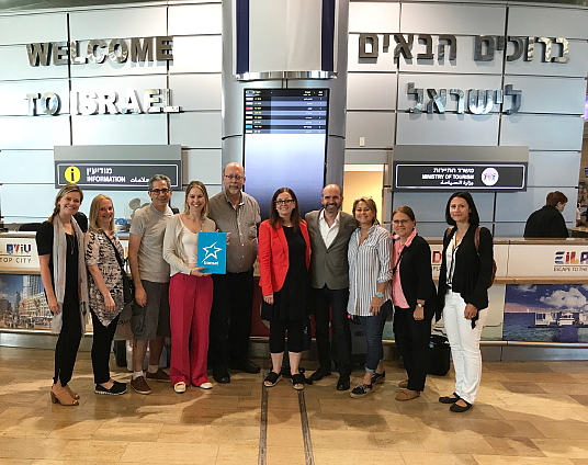 Le groupe du voyage de familiarisation organisé par Air Transat à son arrivée à l’aéroport international Ben-Gourion de Tel-Aviv, accompagné de Jerry Adler du ministère du Tourisme d’Israël et de Ziv Nevo Kulman, consul général d'Israël à Montréal et représentant permanent auprès de l'Organisation de l'Aviation Civile Internationale (OACI). Le groupe du voyage de familiarisation organisé par Air Transat à son arrivée à l’aéroport international Ben-Gourion de Tel-Aviv, accompagné de Jerry Adler du ministère du Tourisme d’Israël et de Ziv Nevo Kulman, consul général d'Israël à Montréal et représentant permanent auprès de l'Organisation de l'Aviation Civile Internationale (OACI).