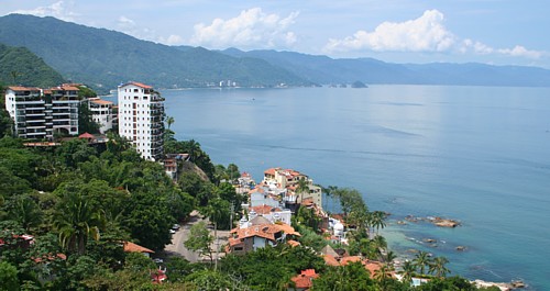 Encerclant la baie de Banderas: Puerto Vallarta  vue du «  Mirador ».