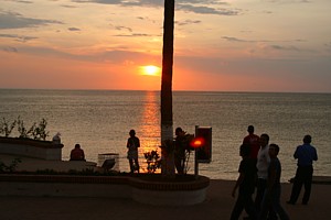 Au coucher du soleil, le Malecon de Puerto Vallarta devient aussi un des endroits les plus animés.