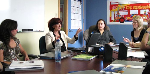 Norma Spadola, Directrice régionale des ventes de Silversea Cruises, donnant une formation au personnel des réservations d'ÉvasionsCroisières Encore.