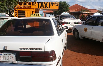 De nombreux taxis attendent à la frontière paraguayenne, pour faire traverser les gens.