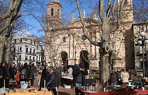 Le bazar du samedi sur la Plaza Martiz, à Montevideo.