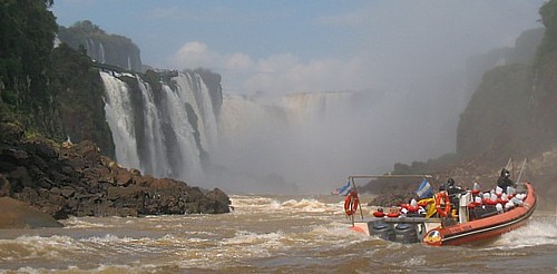L’ excursion «  La Grande aventure » nous entraine en bateau-zodiac sur la rivière Iguazu et au-dessous des chutes.