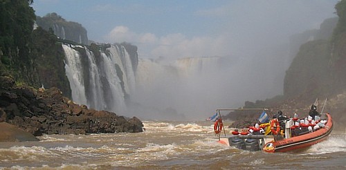 L’ excursion « La Grande aventure » nous entraine en bateau-zodiac sur la rivière Iguazu et au-dessous des chutes. L’ excursion « La Grande aventure » nous entraine en bateau-zodiac sur la rivière Iguazu et au-dessous des chutes.