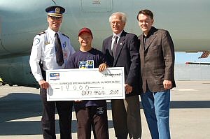 MM. Jacquelin St-Pierre, commandant SPVM, l'athlète Richard Ng, le maire de la ville liée de Dorval, monsieur Edgar Rouleau et Daniel Granger, président d'Olympiques spéciaux Québec, présentent un montant de 14 000 $ amassé lors du Défi 767 MM. Jacquelin St-Pierre, commandant SPVM, l'athlète Richard Ng, le maire de la ville liée de Dorval, monsieur Edgar Rouleau et Daniel Granger, président d'Olympiques spéciaux Québec, présentent un montant de 14 000 $ amassé lors du Défi 767
