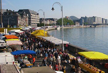Très populaire, le marché  dominical ,'' La Batte'',  se tient en bord de Meuse depuis des siècles