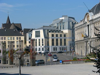 La Place St Lambert avec a droite une partie de la façade du Palais des Prince-Évêques