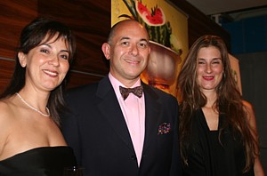 Patricia Pérez, de Canandes, en compagnie de Rodolfo Moseres Dieppa, Consul et commissaire du commerce et Maria Fernanda Guzman, spécialiste du commerce international à la Comission du Commerce de la Colombie Patricia Pérez, de Canandes, en compagnie de Rodolfo Moseres Dieppa, Consul et commissaire du commerce et Maria Fernanda Guzman, spécialiste du commerce international à la Comission du Commerce de la Colombie