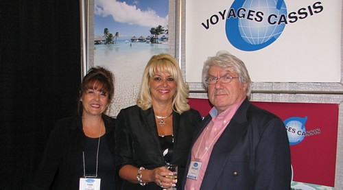 La nouvelle brochure de Voyages Cassis a trouvé preneurs auprès de Ann et Evelyn Cassis et de Jean-Marc Ré