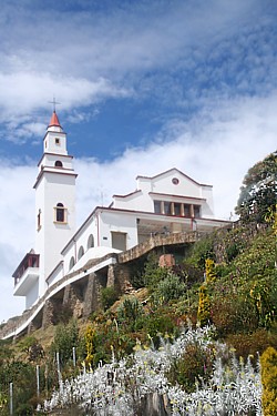Le sanctuaire de Montserrate, sur la colline du même nom