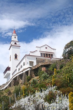 Le sanctuaire de Montserrate, sur la colline du même nom Le sanctuaire de Montserrate, sur la colline du même nom