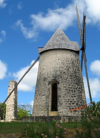 Le moulin de la distillerie Bellevue - Marie-Galante Le moulin de la distillerie Bellevue - Marie-Galante