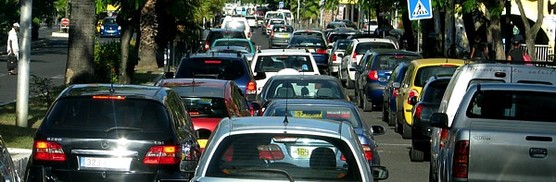 Traffic matinal dans les rues de Pointe à Pitre en route vers le port et le terminal des ferries Traffic matinal dans les rues de Pointe à Pitre en route vers le port et le terminal des ferries
