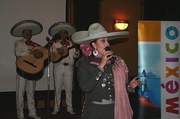 Cette fois, les célèbres mariachis étaient accompagnés par la chanteuse mexicaine Alejandra Orozco, qui a fait spécialement le voyage pour venir chanter lors de cette soirée.