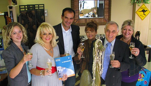 L'équipe de Voyages Cassis sabre le champagne ! L'équipe de Voyages Cassis sabre le champagne !