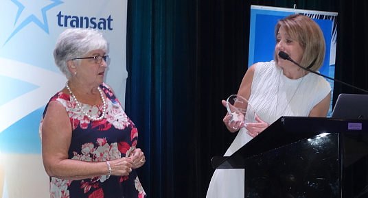 Représentant la chaîne Bahia Principe, Jill Elmslie reçoit des mains de Louise Fecteau une plaque commémorant le long partanariat avec Transat