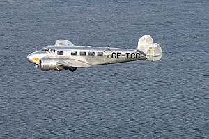 Mais quel est cet avion argenté dans le ciel? Le 10A de Lockheed d'Air Canada prend son envol à l'occasion du 80e anniversaire du transporteur