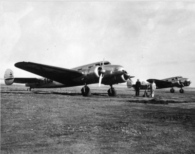 Winnipeg (Manitoba), printemps 1938 Appareils 10A de Lockheed (CF-TCC et CF-BAF) sur la piste en prévision des vols d’entraînement des pilotes à Winnipeg à l’époque où les premiers copilotes recevaient leur formation. Commandant Kelly Edmison (en habit noir) et Maurice McDevitt (en vêtements de travail), mécanicien d’aéronef en déplacement de service. (Groupe CNW/Air Canada)