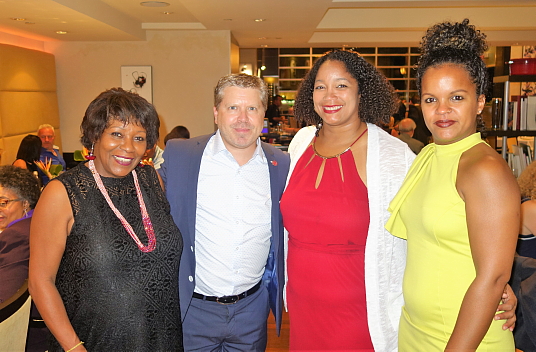 François Choquette d'Air Canada entouré de Muriel Wiltord, Joëlle Désir et Jessica Marie du CMT