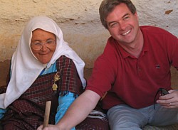 Jean-Luc Tremblay, représentant des ventes pour Rêvatours, lors de notre visite d'une maison troglodyte de Matmata. Jean-Luc Tremblay, représentant des ventes pour Rêvatours, lors de notre visite d'une maison troglodyte de Matmata.