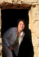 Claire d' Arcy, de Voyages Université, dans un des ksours de Tataouine. Claire d' Arcy, de Voyages Université, dans un des ksours de Tataouine.