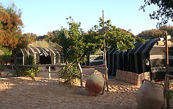 Situé au milieu du désert (à proximité de Zaafranne), le campement Le Mehari appartient à la chaîne Yasmine. On y retrouve des tentes et des maisonnettes.