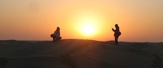 Un des moments forts d' une nuit dans le désert: pouvoir assister au lever du soleil, au milieu des dunes...  Deux agents du groupe, en train d' immmortaliser ce moment magique.