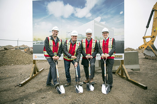 Gregg Saretsky, président et chef de la direction, WestJet (au centre, à gauche), lance officiellement les travaux pour un nouveau hangar d’entretien, accompagné de Bob Sartor, président et chef de la direction, Aéroport international de Calgary (au centre à droite), Russ Wlad, vice-président directeur, Canada, Stantec et Blaine Zandbelt, vice-président des opérations, CANA Construction (Groupe CNW/WestJet) Gregg Saretsky, président et chef de la direction, WestJet (au centre, à gauche), lance officiellement les travaux pour un nouveau hangar d’entretien, accompagné de Bob Sartor, président et chef de la direction, Aéroport international de Calgary (au centre à droite), Russ Wlad, vice-président directeur, Canada, Stantec et Blaine Zandbelt, vice-président des opérations, CANA Construction (Groupe CNW/WestJet)