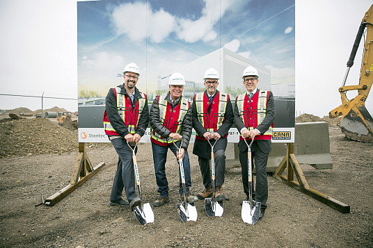 Gregg Saretsky, président et chef de la direction, WestJet (au centre, à gauche), lance officiellement les travaux pour un nouveau hangar d’entretien, accompagné de Bob Sartor, président et chef de la direction, Aéroport international de Calgary (au centre à droite), Russ Wlad, vice-président directeur, Canada, Stantec et Blaine Zandbelt, vice-président des opérations, CANA Construction (Groupe CNW/WestJet)