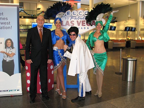 Serge Lamarre de  VOX, représentant de Las Vegas et Richard Bartrem de Westjet accueillent les voyageurs
