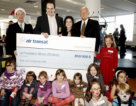 Normand Caron (Directeur de vol, Air Transat), Michael Wright (Président de la Fondation rêves d'enfants), Marie-Hélène Thibert (marainne de la Fondation) et Allen B. Graham (Président et directeur général d'Air Transat).