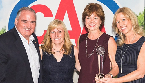 Dale Knox, président du CA de la CAA, Sandra Gardner, représentante nationale des ventes pour AmaWaterways, Cathy McManaman, directrice des services de voyage à la CAA, et Kristin Karst, copropriétaire et première vice-présidente d’AmaWaterways. (Groupe CNW/Canadian Automobile Association)