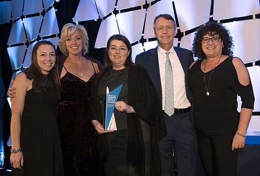 Jane Clementino et Lyell Farquharson aux côtés des gagnantes du prix Vacances WestJet, meilleure croissance du nombre d’invités, représentant TravelSavers (Groupe CNW/WestJet) Jane Clementino et Lyell Farquharson aux côtés des gagnantes du prix Vacances WestJet, meilleure croissance du nombre d’invités, représentant TravelSavers (Groupe CNW/WestJet)