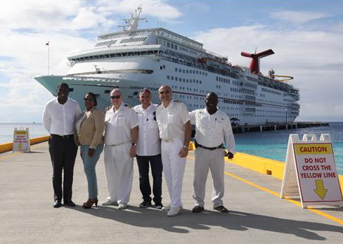 le centre de croisière Grand Turk  a officiellement ré-ouvert hier avec une visite du Carnival Ecstasy.