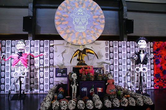 Pour la Fête des Morts, les Mexicains préparent des autels colorés, pour honorer les défunts.